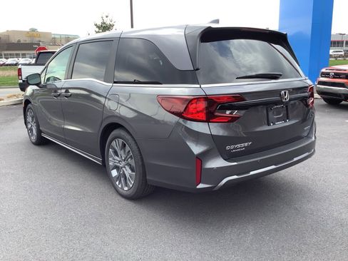 New 2026 Honda Odyssey Touring image 4