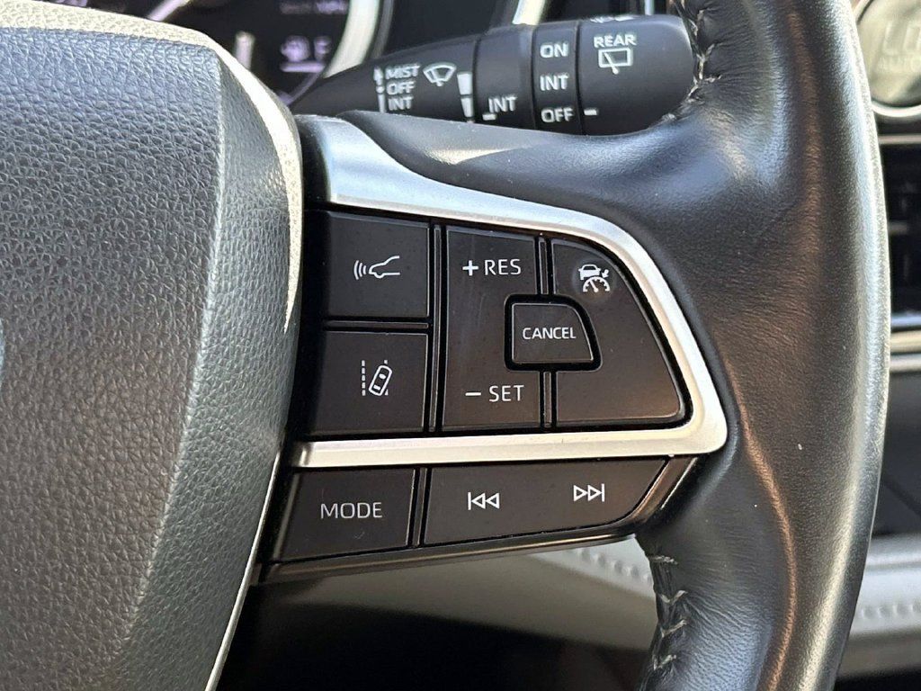 Used 2022 Toyota Highlander XLE AWD/4WD image 22