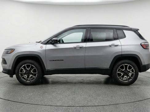 Used 2025 Jeep Compass Trailhawk AWD/4WD image 5