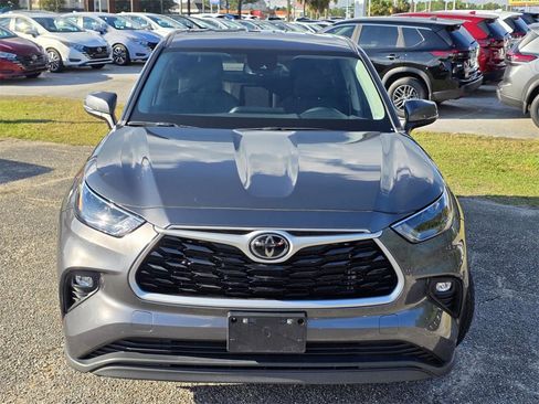 Used 2023 Toyota Highlander LE image 3