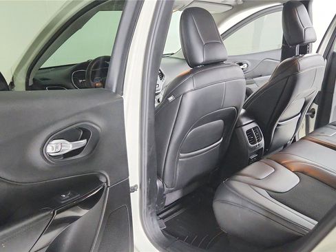 Used 2019 Jeep Cherokee Latitude Plus AWD/4WD image 13