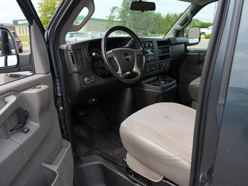 Used 2018 Chevrolet Express 3500 LT w/ LT Preferred Equipment Group RWD image 13