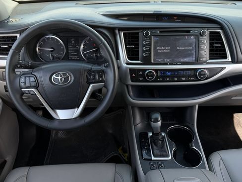 Used 2016 Toyota Highlander XLE FWD image 12