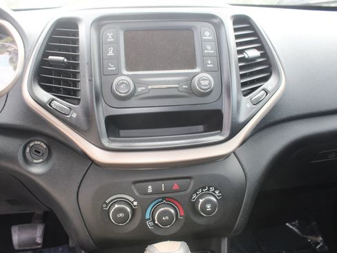 Used 2014 Jeep Cherokee Sport FWD image 16