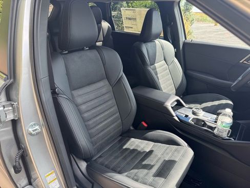 New 2025 Mitsubishi Outlander SE image 12