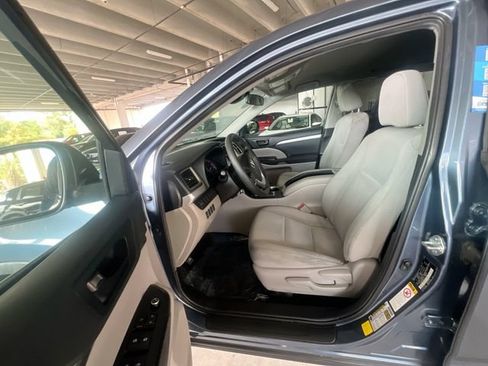 Used 2019 Toyota Highlander LE FWD image 14