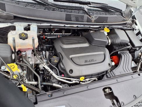 Used 2024 Chrysler Pacifica Limited image 32