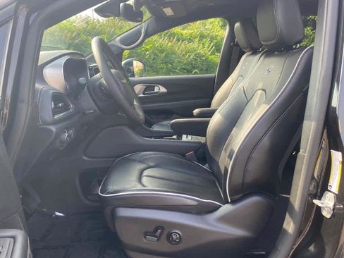 Used 2023 Chrysler Pacifica Limited w/ Uconnect Theater Family Group image 13