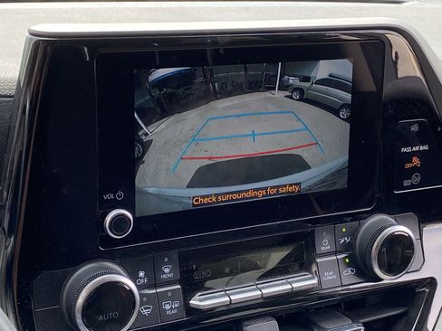 Used 2023 Toyota Highlander LE image 6