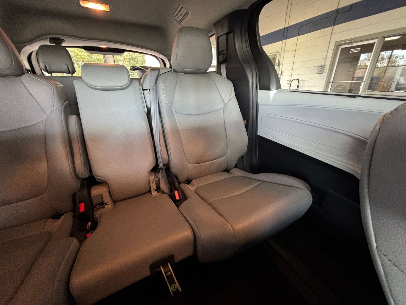 Used 2025 Toyota Sienna XLE FWD image 39