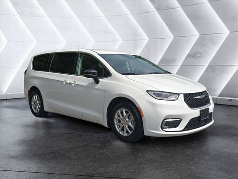 Used 2024 Chrysler Pacifica Touring-L FWD image 7