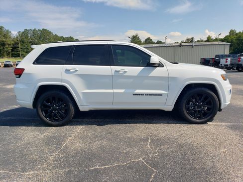 Used 2019 Jeep Grand Cherokee Altitude RWD image 5