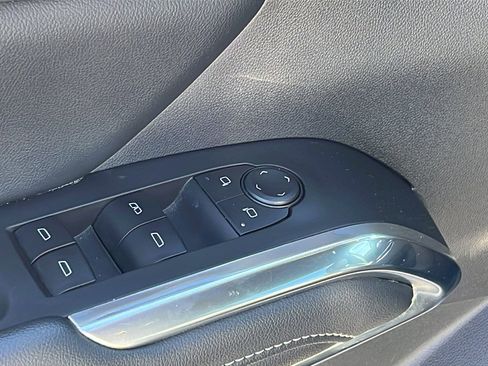 Used 2025 Chevrolet Traverse LT image 12