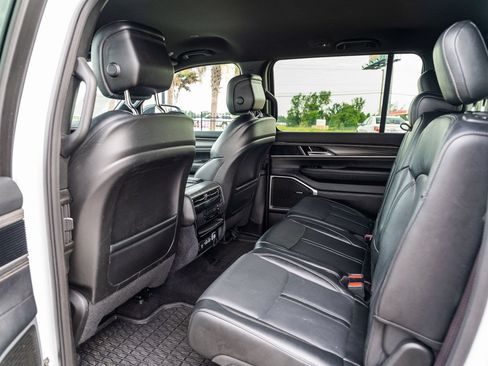 Used 2024 Jeep Wagoneer L Series II w/ Flexible Seating Group RWD image 20