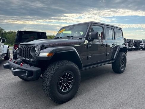 Used 2025 Jeep Wrangler Unlimited Rubicon AWD/4WD image 8