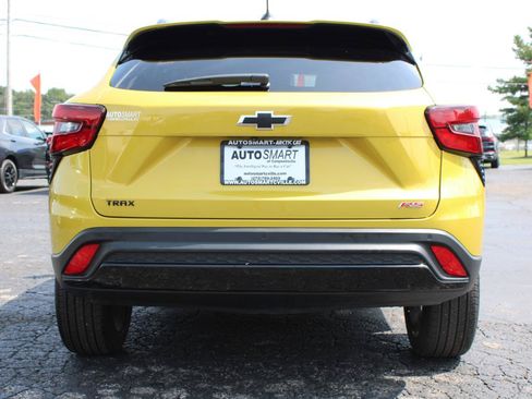 Used 2025 Chevrolet Trax RS w/ Sunroof Package FWD image 5
