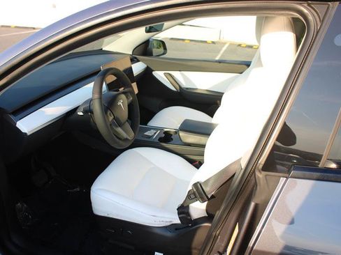 Used 2021 Tesla Model Y Long Range AWD/4WD image 9