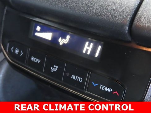 Used 2020 Toyota Highlander XLE image 27