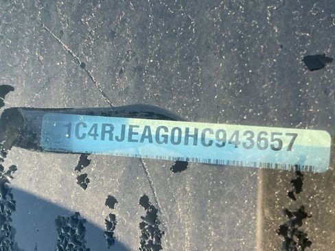 Used 2017 Jeep Grand Cherokee Laredo w/ Quick Order Package 2BE image 22