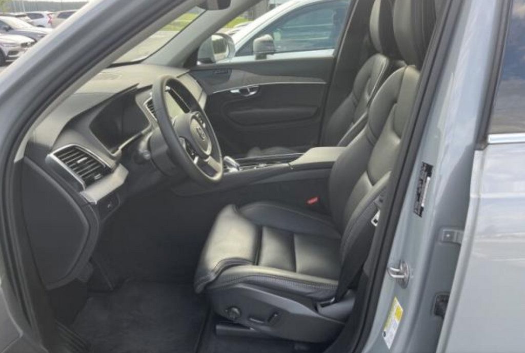 Used 2025 Volvo XC90 B5 Ultra AWD/4WD image 2