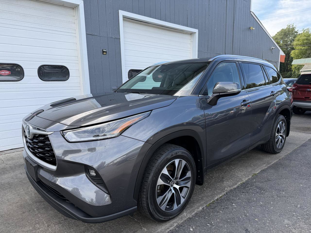 Used 2021 Toyota Highlander XLE AWD/4WD image 1