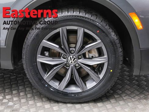Used 2022 Volkswagen Tiguan SE w/ Panoramic Sunroof Package image 32