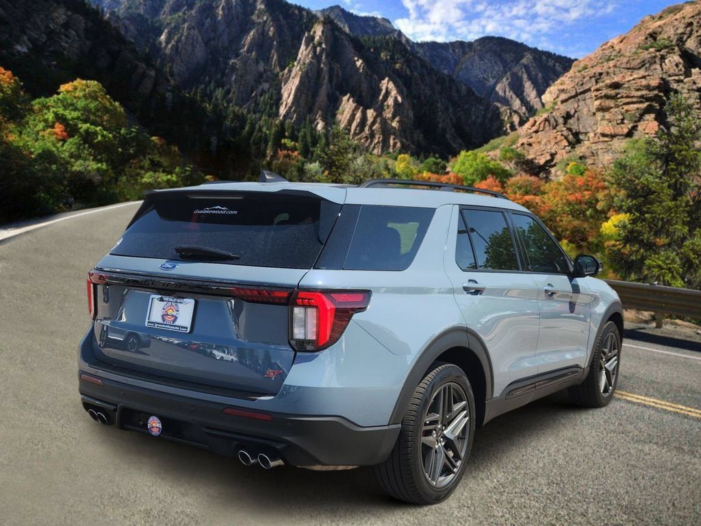 Used 2025 Ford Explorer ST AWD/4WD image 3