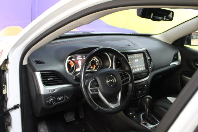 Used 2018 Jeep Cherokee Trailhawk AWD/4WD image 12