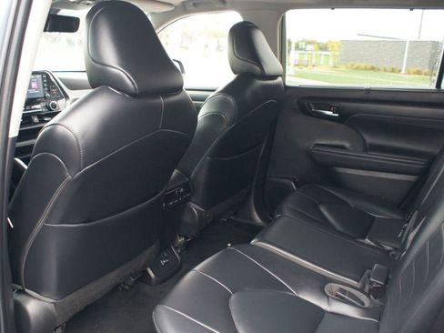 Used 2022 Toyota Highlander XLE image 14