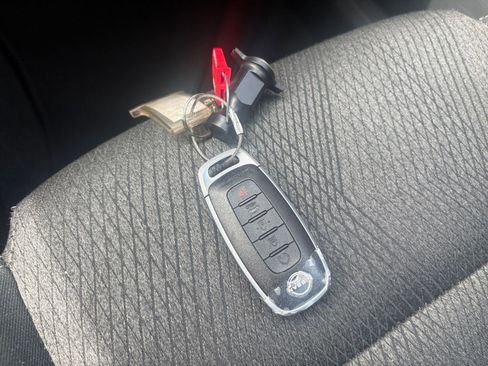 Used 2025 Nissan Rogue SV AWD/4WD image 22