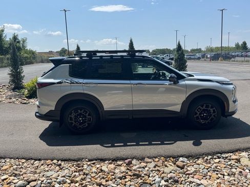 New 2025 Mitsubishi Outlander SE image 6