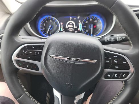 Used 2024 Chrysler Pacifica Touring-L FWD image 21