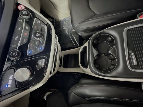 Used 2024 Chrysler Pacifica Touring-L image 25