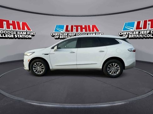 Used 2023 Buick Enclave Essence image 5