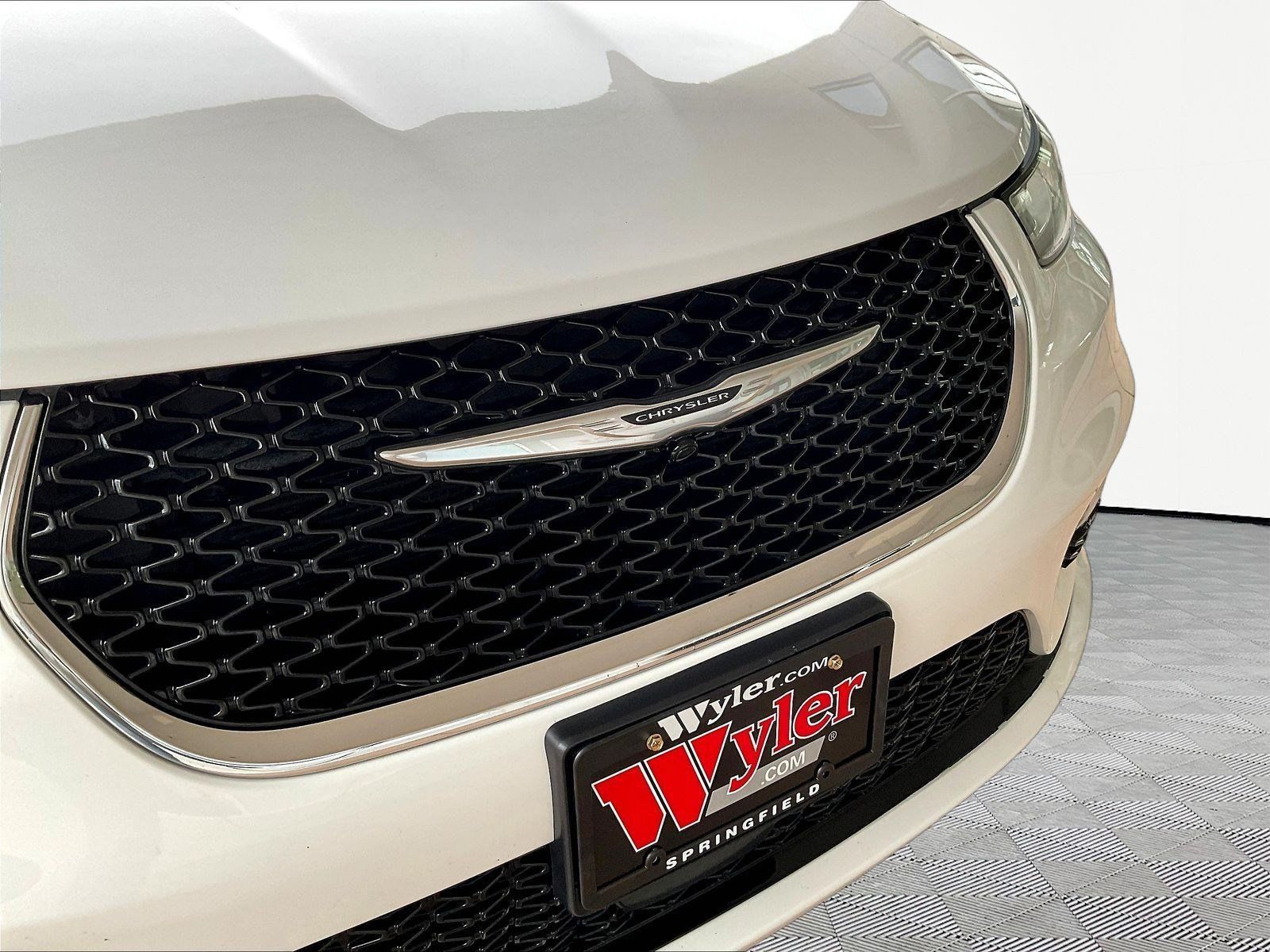 Used 2022 Chrysler Pacifica Touring-L FWD image 30