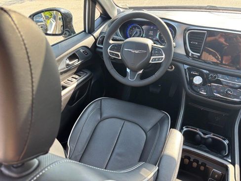 Used 2026 Chrysler Pacifica Limited FWD image 12
