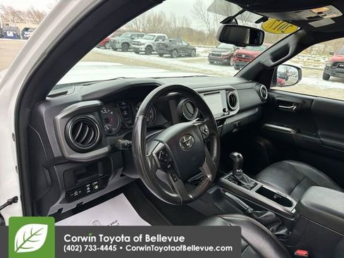 Used 2017 Toyota Tacoma TRD Sport image 11