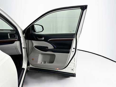 Used 2016 Toyota Highlander Limited image 35