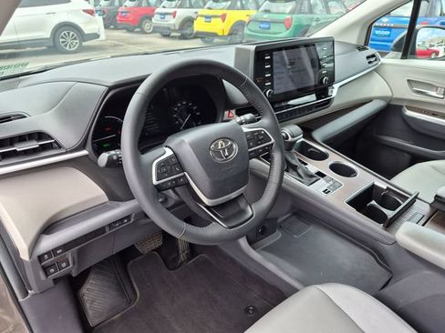 Used 2024 Toyota Sienna XLE FWD image 34