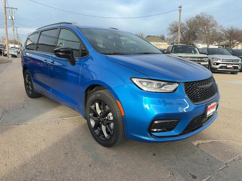 New 2026 Chrysler Pacifica Select w/ S Appearance Package image 4