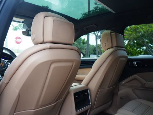 Used 2022 Porsche Cayenne AWD/4WD image 17