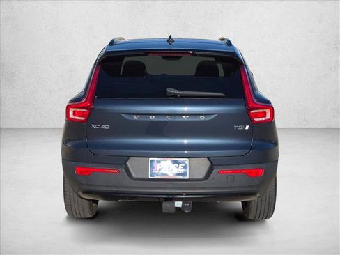 Used 2022 Volvo XC40 T5 R-Design w/ Climate Package AWD/4WD image 7