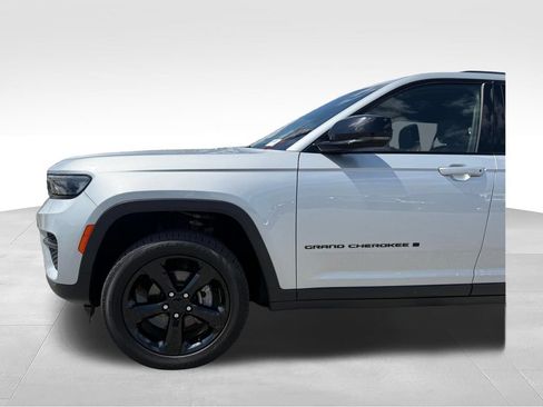 Used 2023 Jeep Grand Cherokee Altitude AWD/4WD image 22