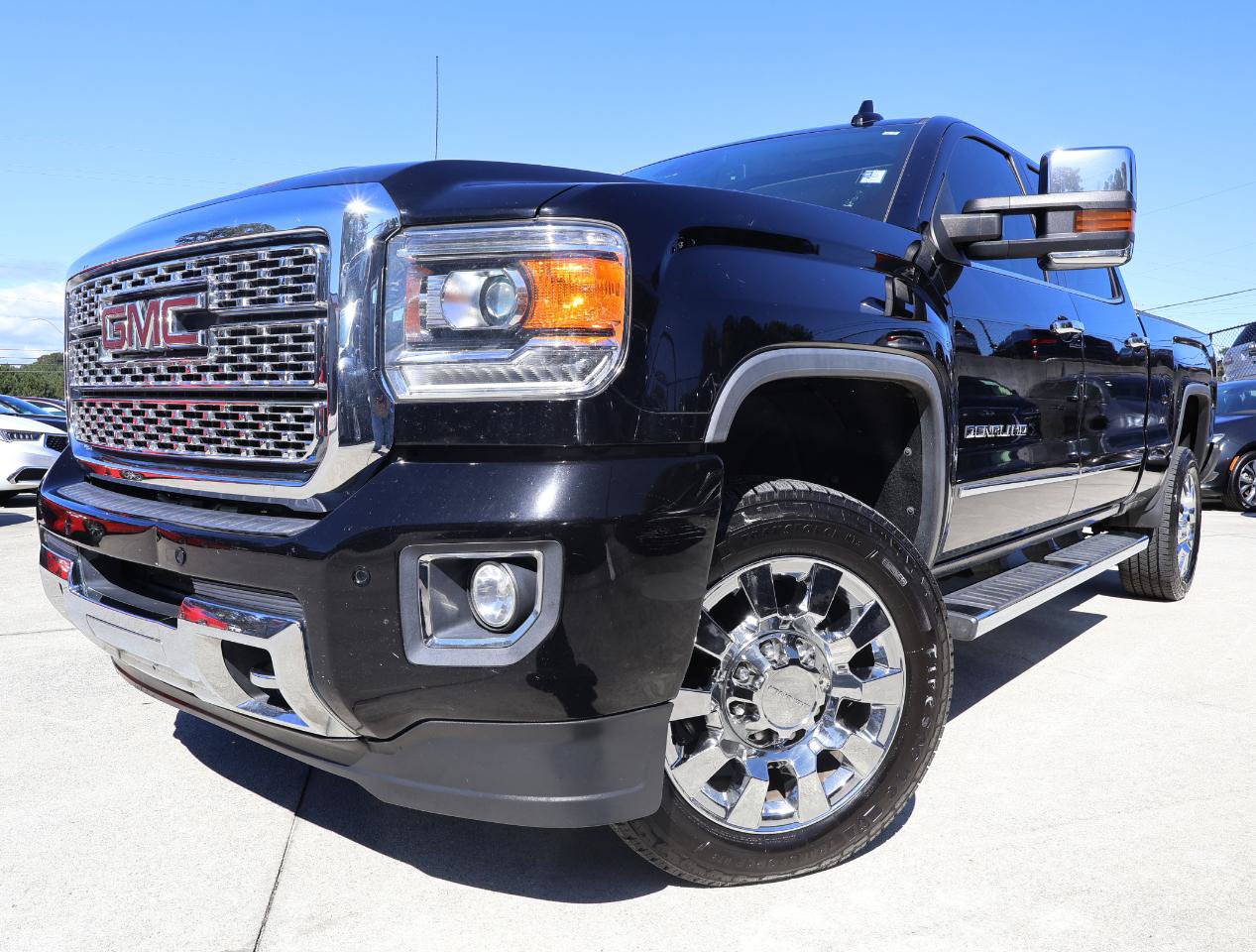 Used 2019 GMC Sierra 2500 Denali w/ Duramax Plus Package AWD/4WD image 2