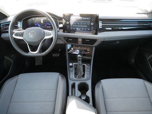 Certified 2025 Volkswagen Jetta SE w/ Sunroof Package image 10