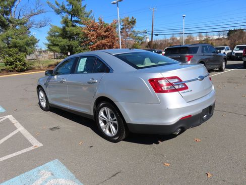 Used 2016 Ford Taurus SE image 7