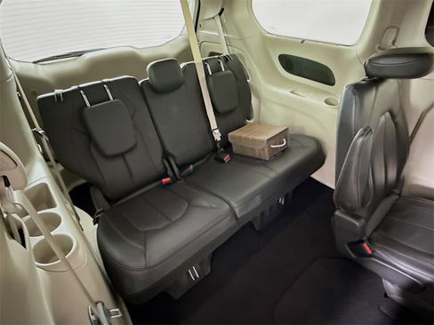 Used 2020 Chrysler Pacifica Touring-L Plus image 28