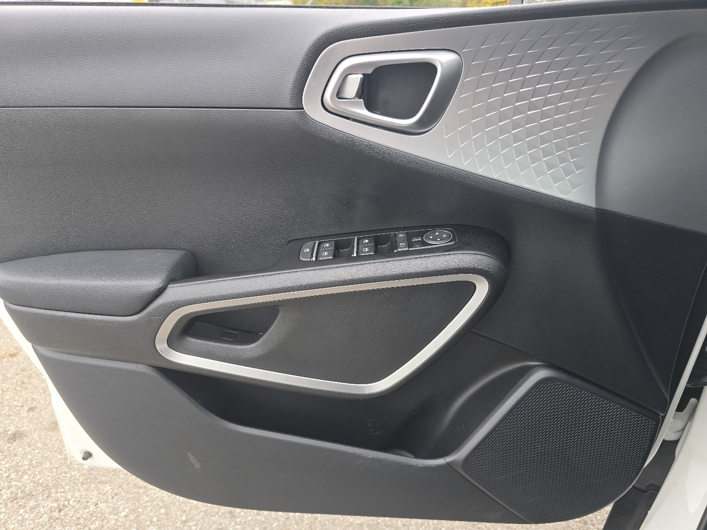 Used 2025 Kia Soul LX w/ LX Technology Package FWD image 23