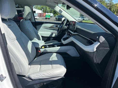 Used 2025 Ford Explorer Platinum w/ Ultimate Package AWD/4WD image 18