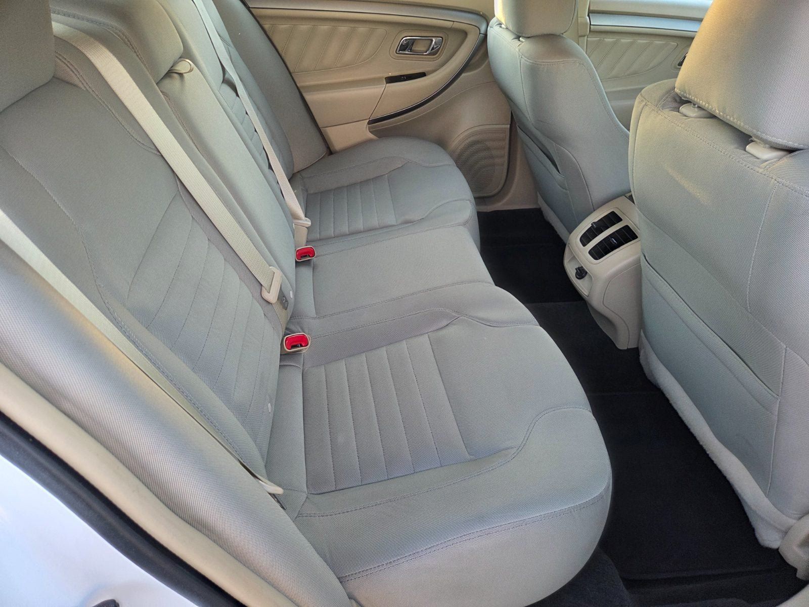 Used 2015 Ford Taurus SE FWD image 13